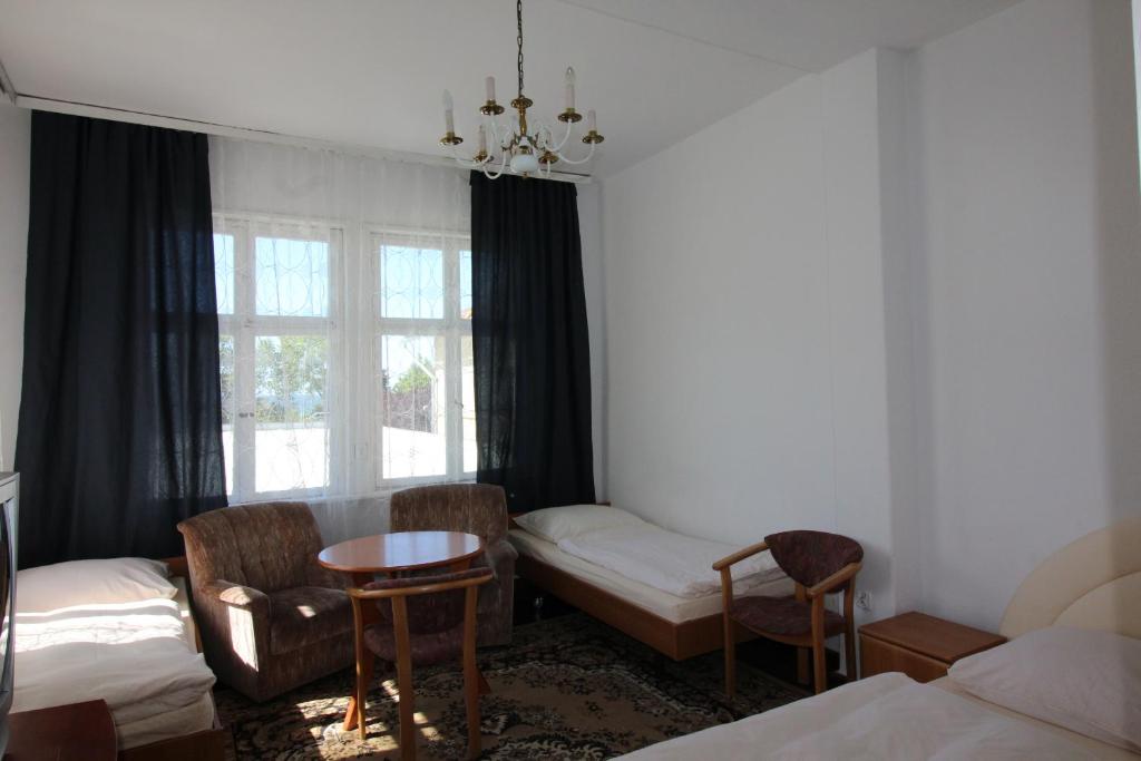 a room with a bed and a table and chairs at Dom wypoczynkowy Szarotka&Krokus in Międzyzdroje