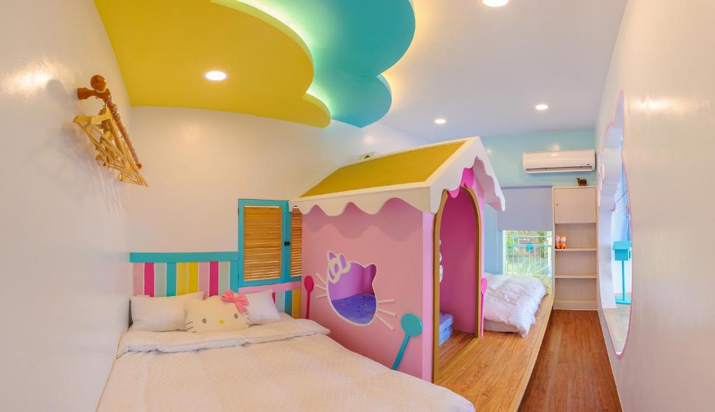 Dormitorio infantil con cama de sirena y techo en 墾丁南灣海遇親子 Meet you Nanwan, en Nanwan