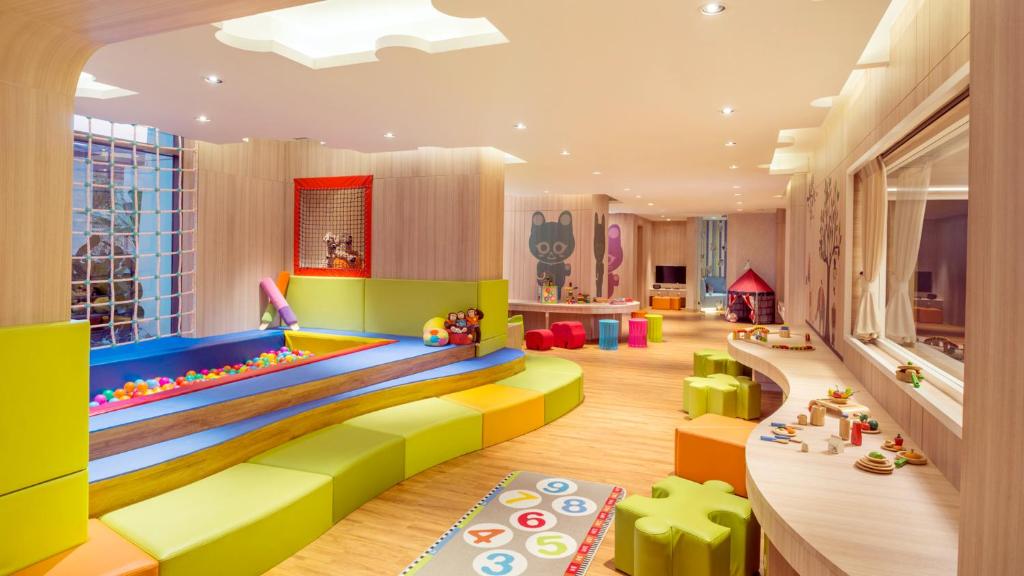 ein Kinderspielzimmer mit einer großen bunten Couch in der Unterkunft Siam Kempinski Hotel Bangkok in Bangkok
