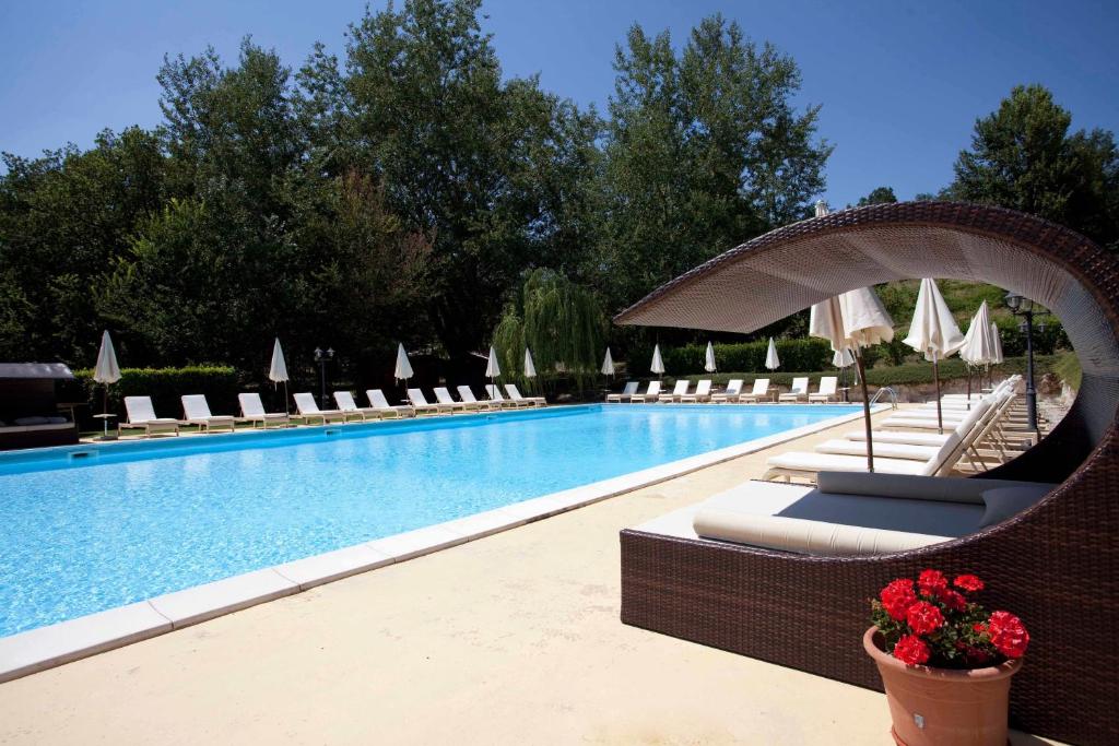 una piscina con tumbonas y un complejo en Valle Dell'Aquila Country House, en Settefrati