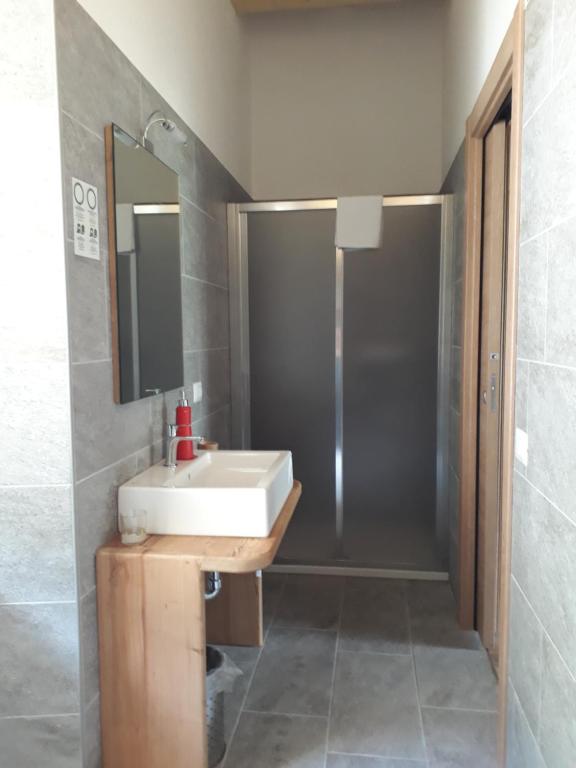 Koupelna v ubytování Foresteria B&B Vecchiascuola Pianazzola