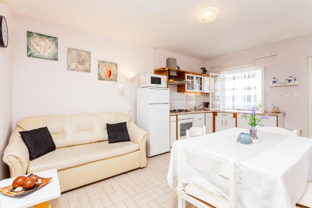 Kuchyň nebo kuchyňský kout v ubytování Holiday home Marija