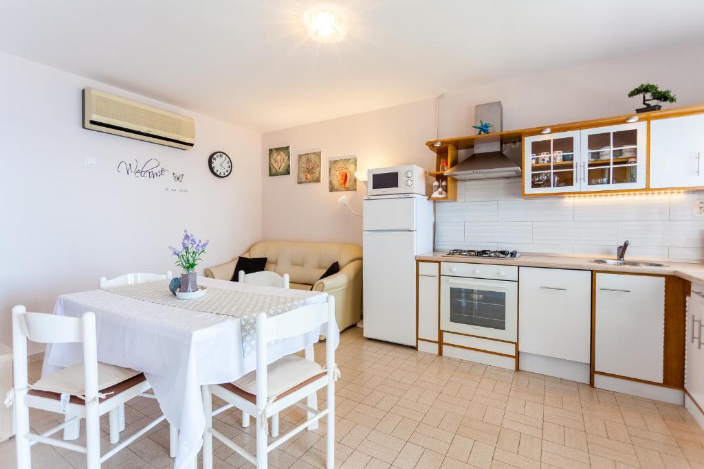 Kuchyň nebo kuchyňský kout v ubytování Holiday home Marija