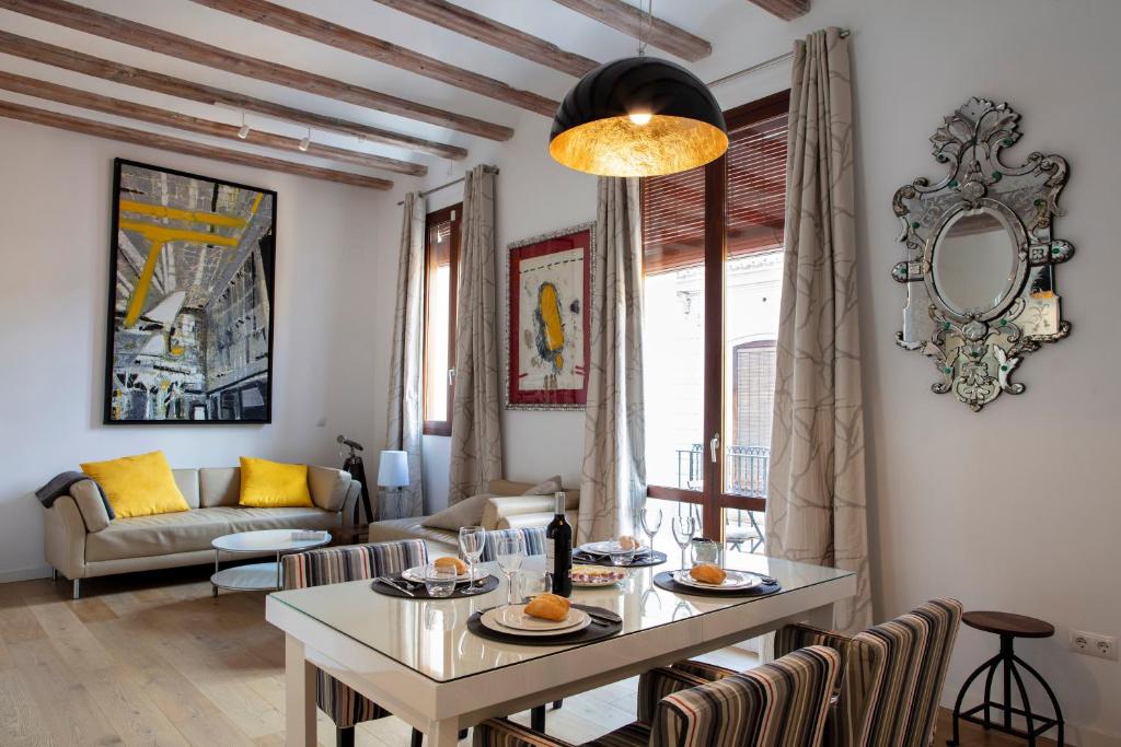 バレンシアにあるFLORIT FLATS - Serranos Apartmentのリビングルーム(テーブル、ソファ付)