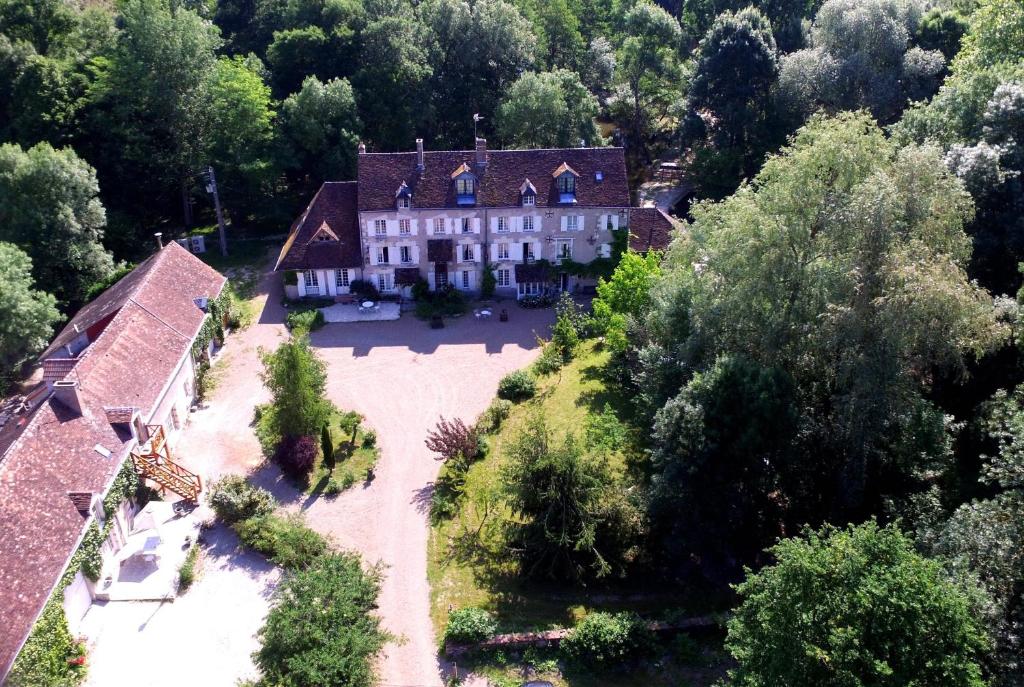 uma vista aérea de uma grande casa numa floresta em Maison d'hôtes Moulin du Bas Pesé em Mont-près-Chambord