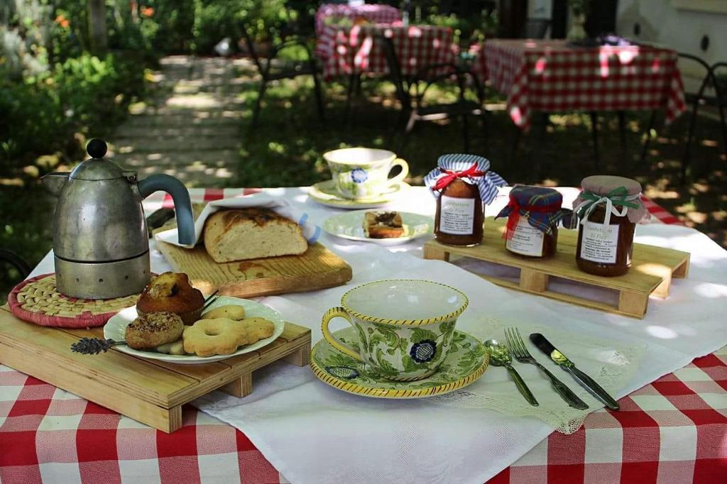 una mesa de picnic con un plato de pan y té en Agriturismo alle Torricelle en Verona