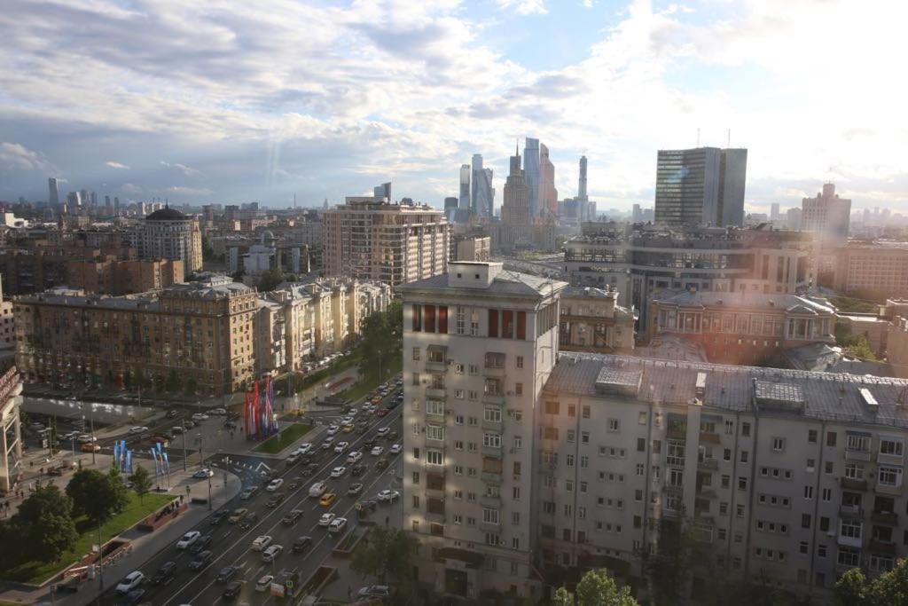 モスクワにあるApartment on Novyy Arbat 26の建物や車が並ぶ街並み