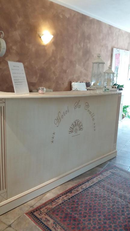 een toonbank in een winkel met een bord erop bij Hotel Sa Cralla in Villasimius