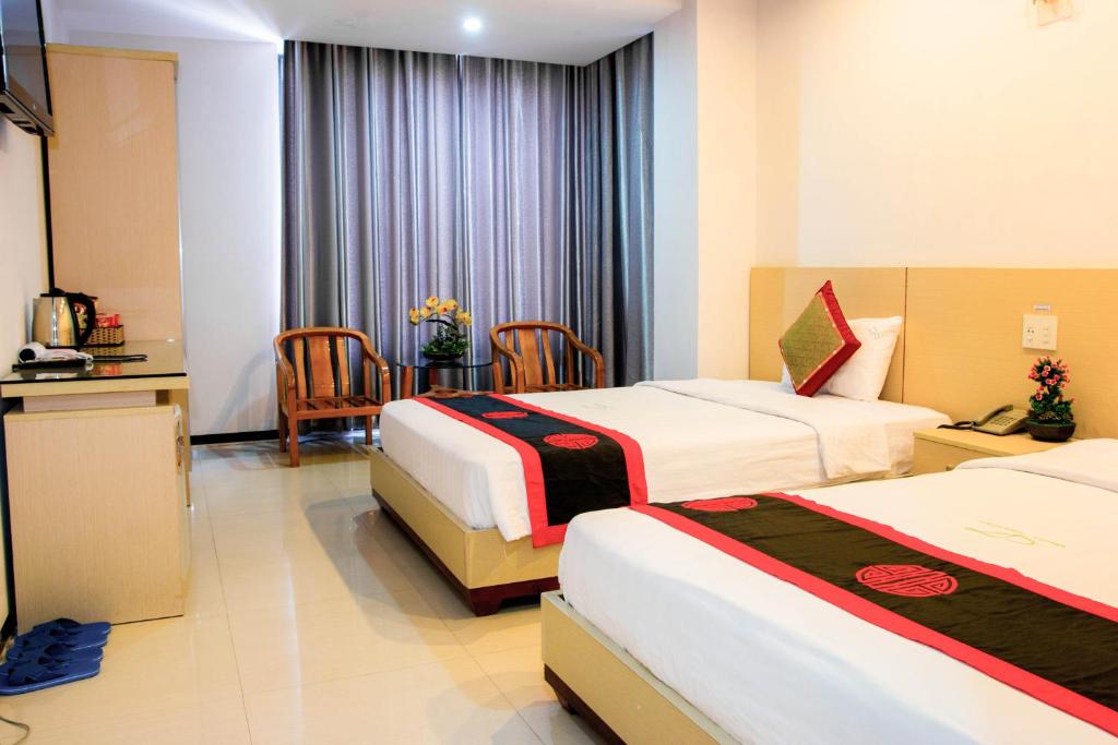 Postel nebo postele na pokoji v ubytování Le Duong Hotel