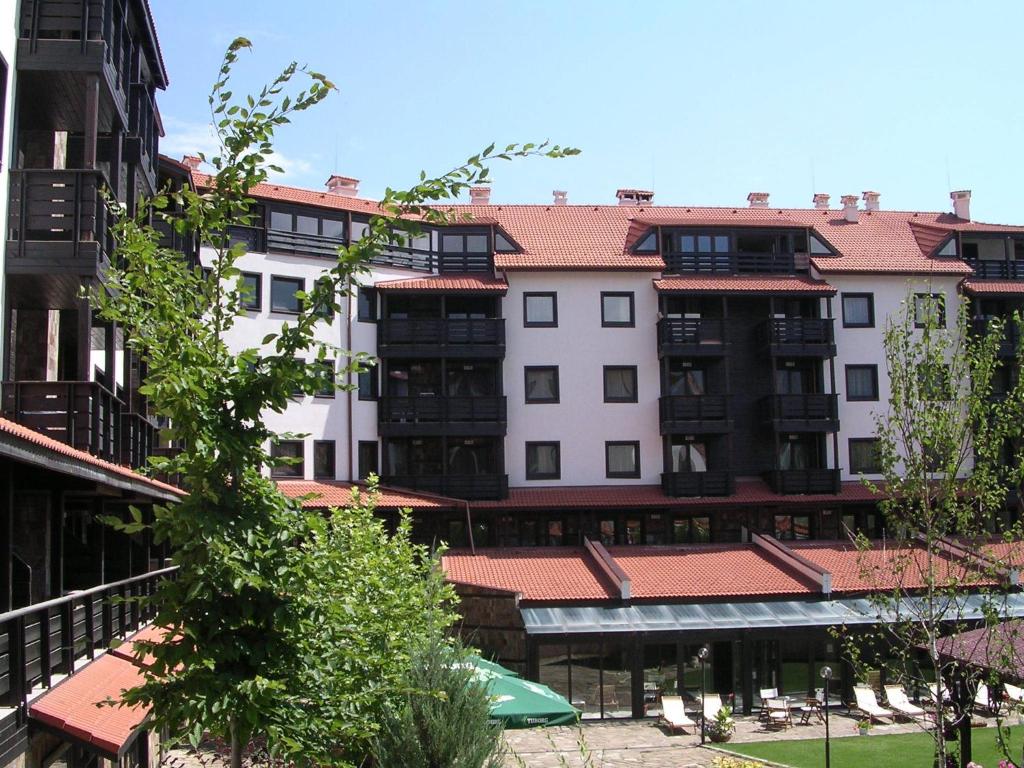 un groupe de bâtiments aux toits rouges dans l'établissement Hotel Casa Karina Bansko - Half Board & All Inclusive, à Bansko