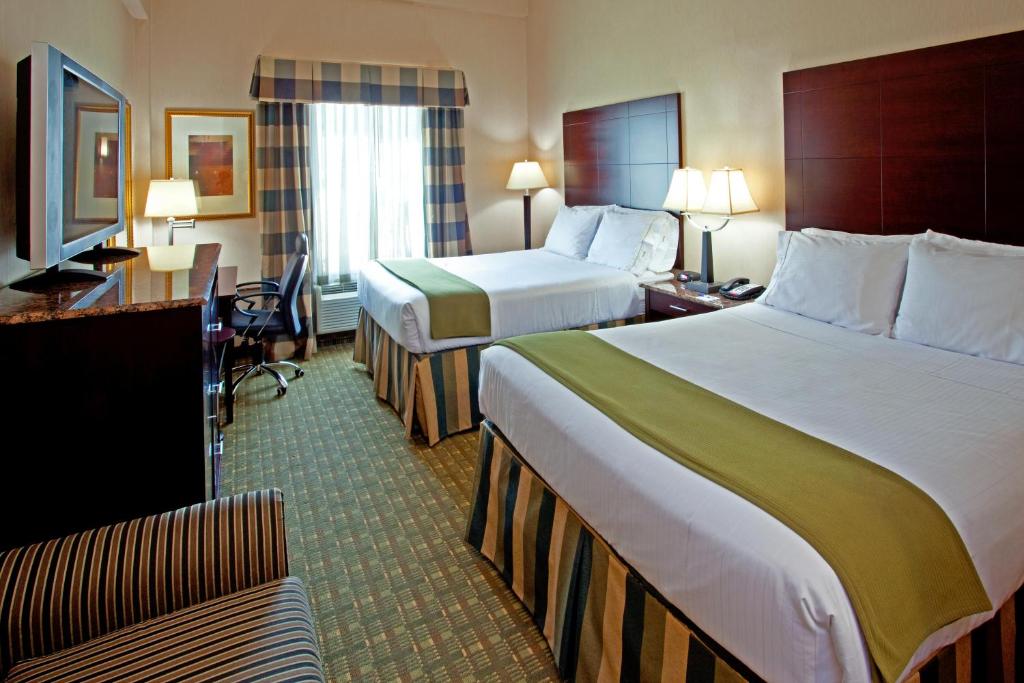 Tempat tidur dalam kamar di Days Hotel by Wyndham North Bergen