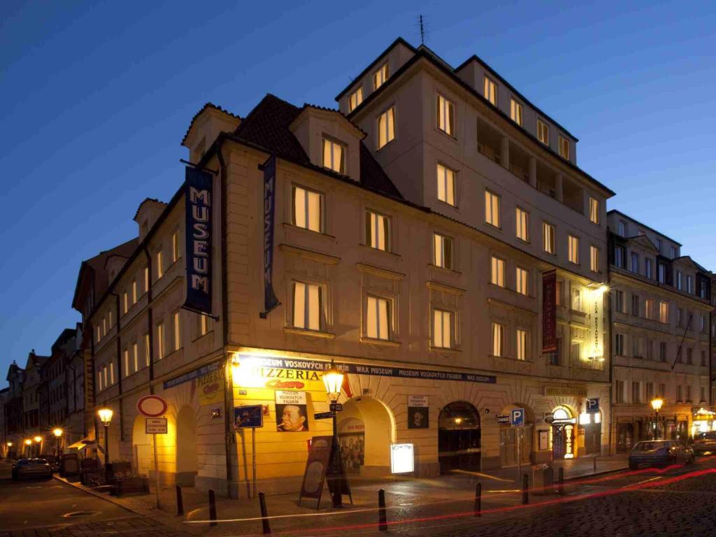 duży budynek na rogu ulicy w obiekcie Hotel Melantrich w Pradze