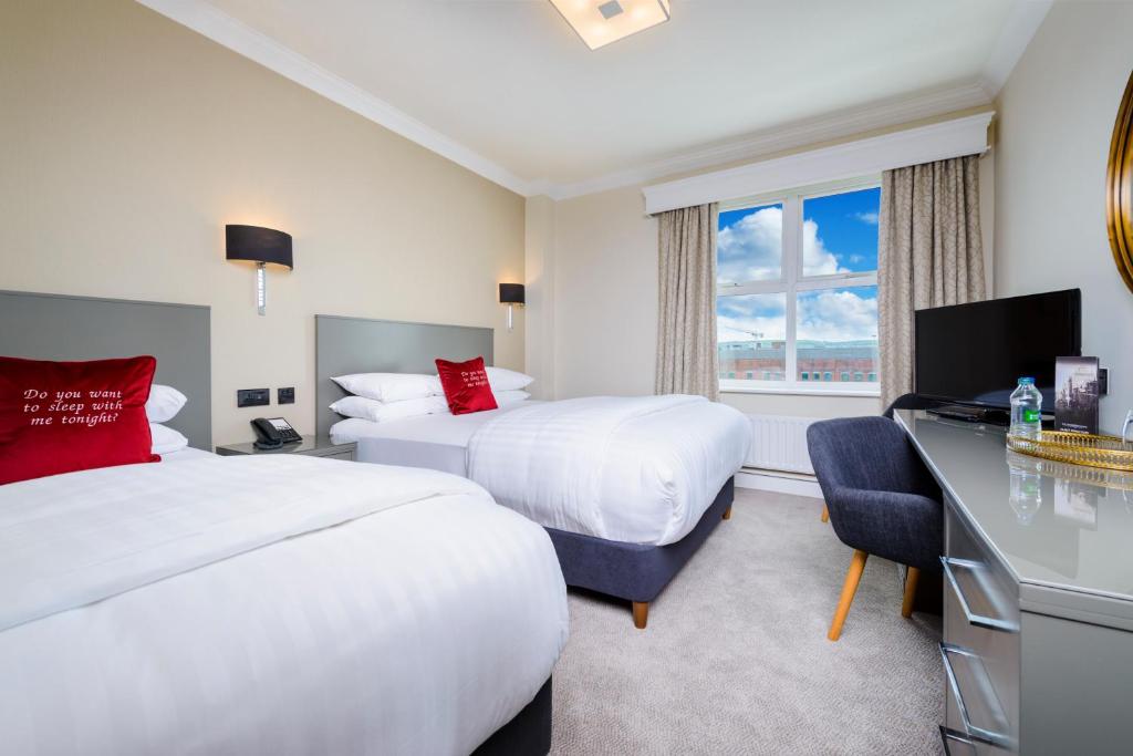 Postel nebo postele na pokoji v ubytování The Metropole Hotel Cork