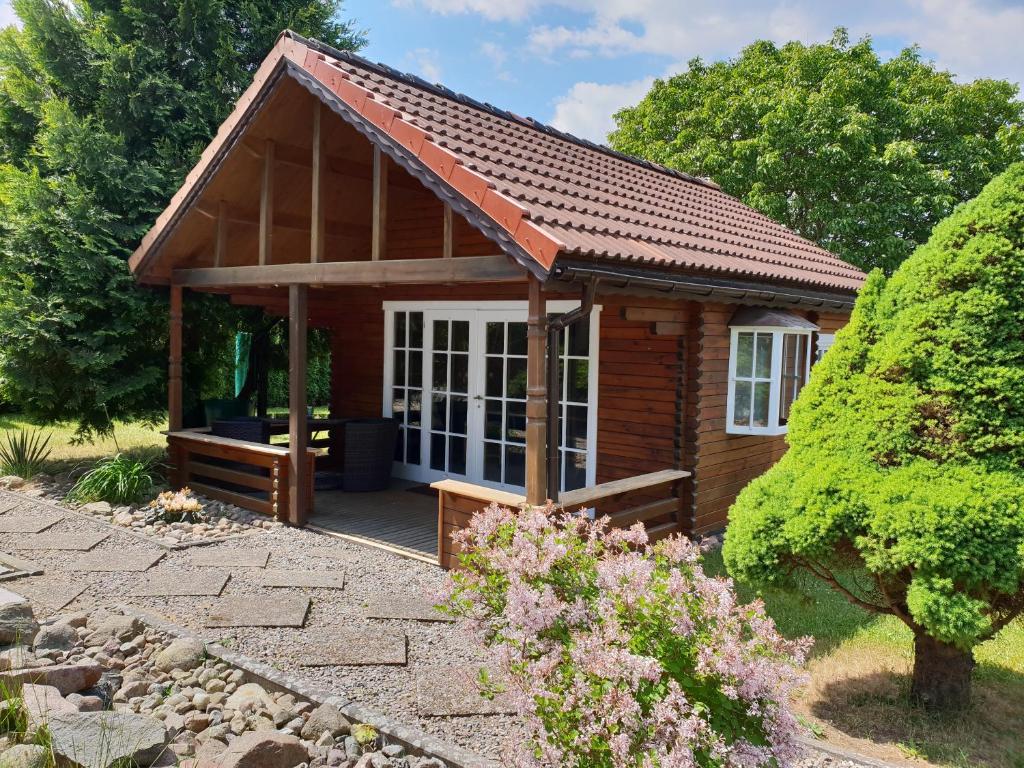 a small wooden cottage with a large window at Tannenzapfen in Kratzeburg