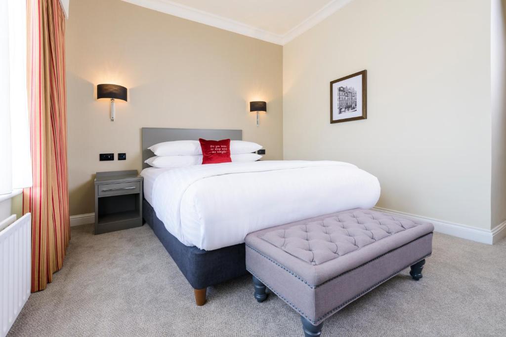 Postel nebo postele na pokoji v ubytování The Metropole Hotel Cork