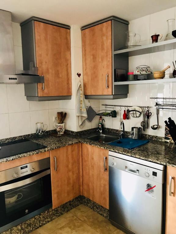 Kuchyň nebo kuchyňský kout v ubytování Habitaciones privadas Alicante centro