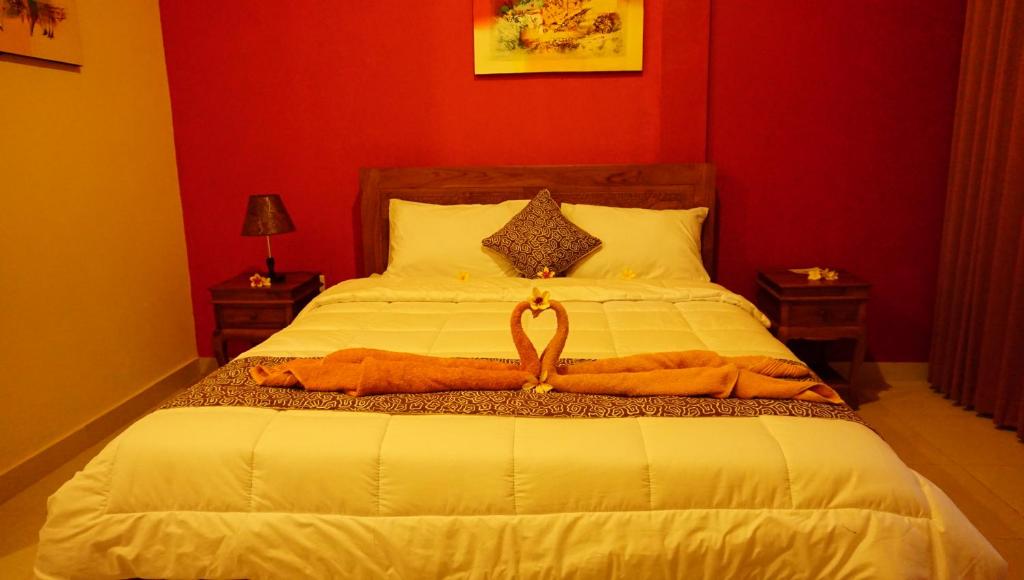 En eller flere senge i et værelse på Nyuh Gading Accommodation Ubud