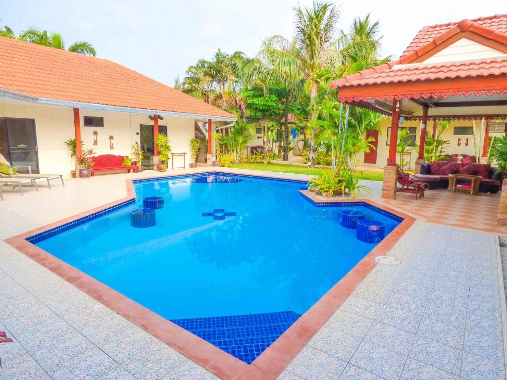 una piscina en el patio trasero de una casa en Mountain Beach Retreat, en Sam Roi Yot