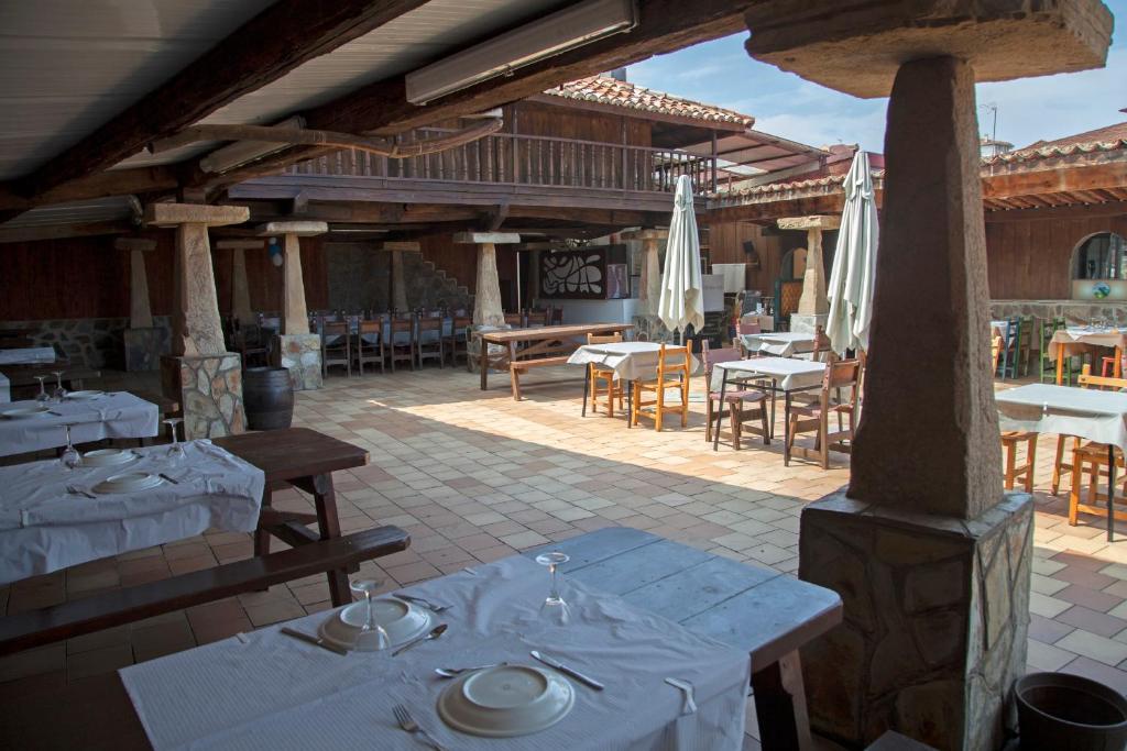 A restaurant or other place to eat at Apartamentos Marina