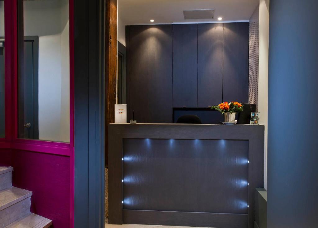 a room with purple walls and a counter with flowers at Hôtel Royal Opéra in Paris
