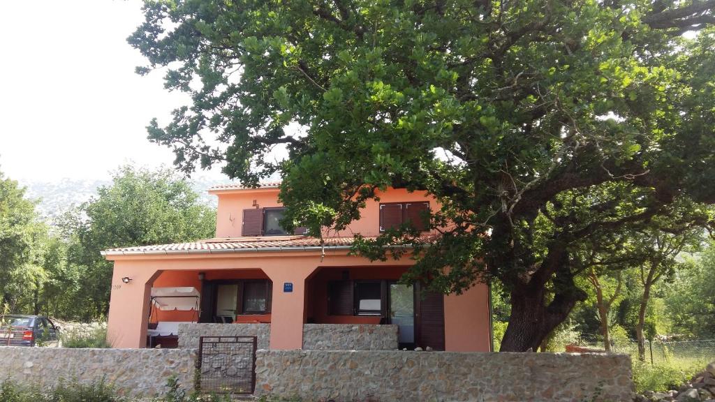 Το κτήριο όπου στεγάζεται  το διαμέρισμα