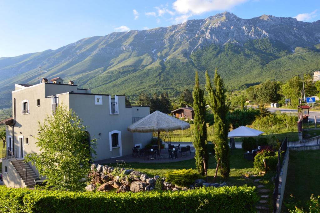 a view of a house with a mountain in the background at R&B Il Parco in Assergi