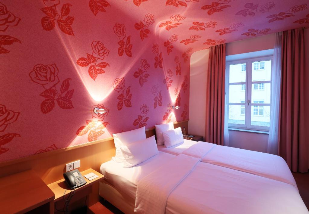 Een bed of bedden in een kamer bij MOMA1890 Boutique Hotel