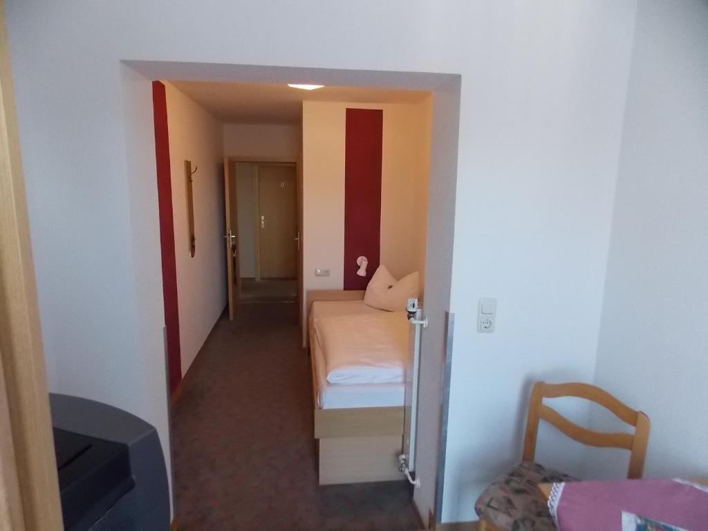 Postel nebo postele na pokoji v ubytování Gasthof Rhönperle