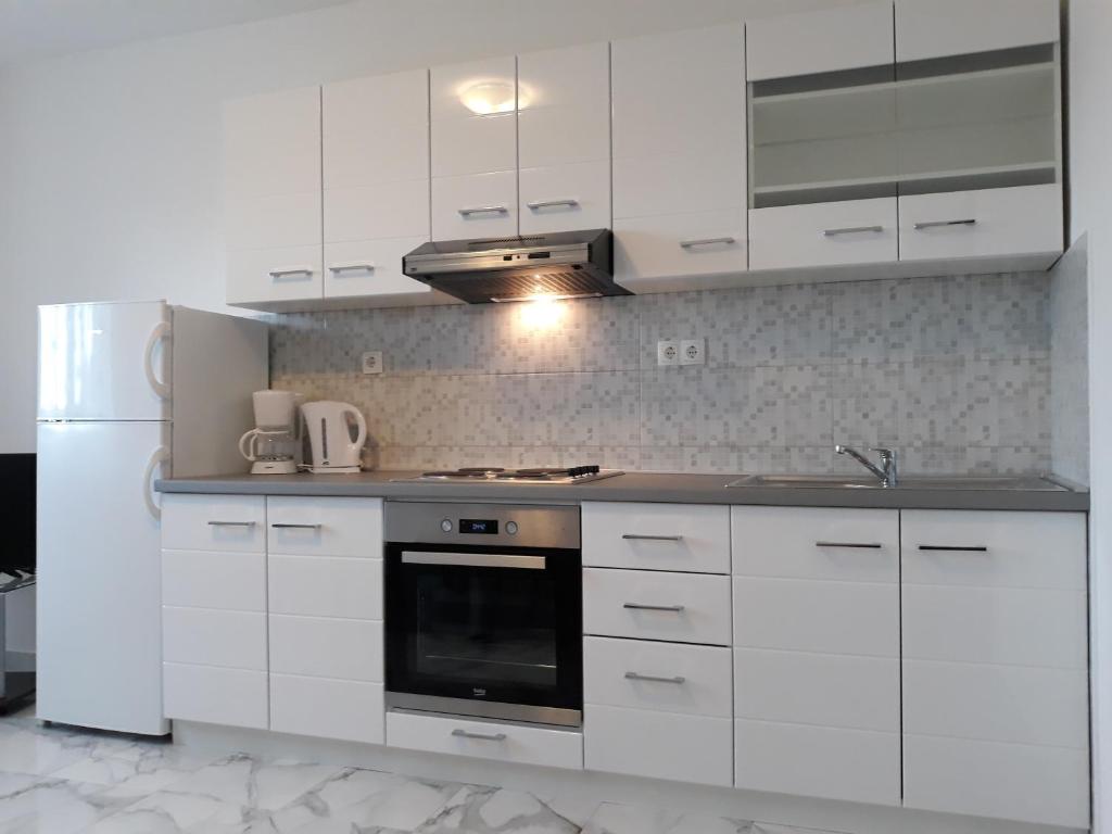 Kuchnia lub aneks kuchenny w obiekcie Apartments Jeličić