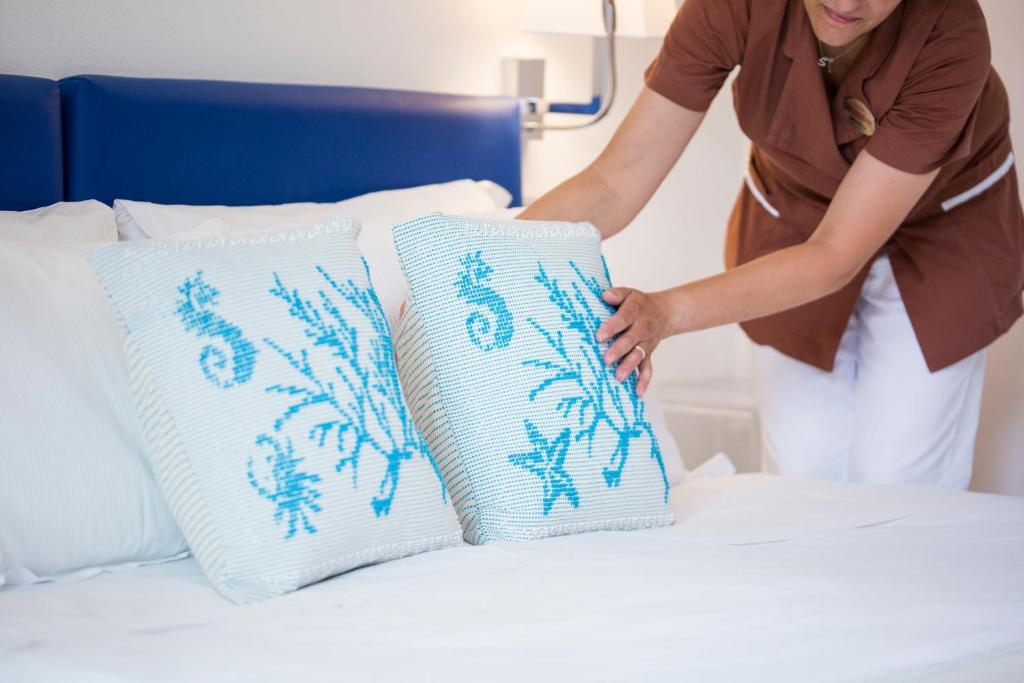 Postel nebo postele na pokoji v ubytování Cormoran Hotel