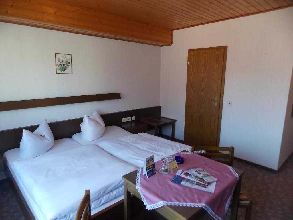 Postel nebo postele na pokoji v ubytování Gasthof Rhönperle