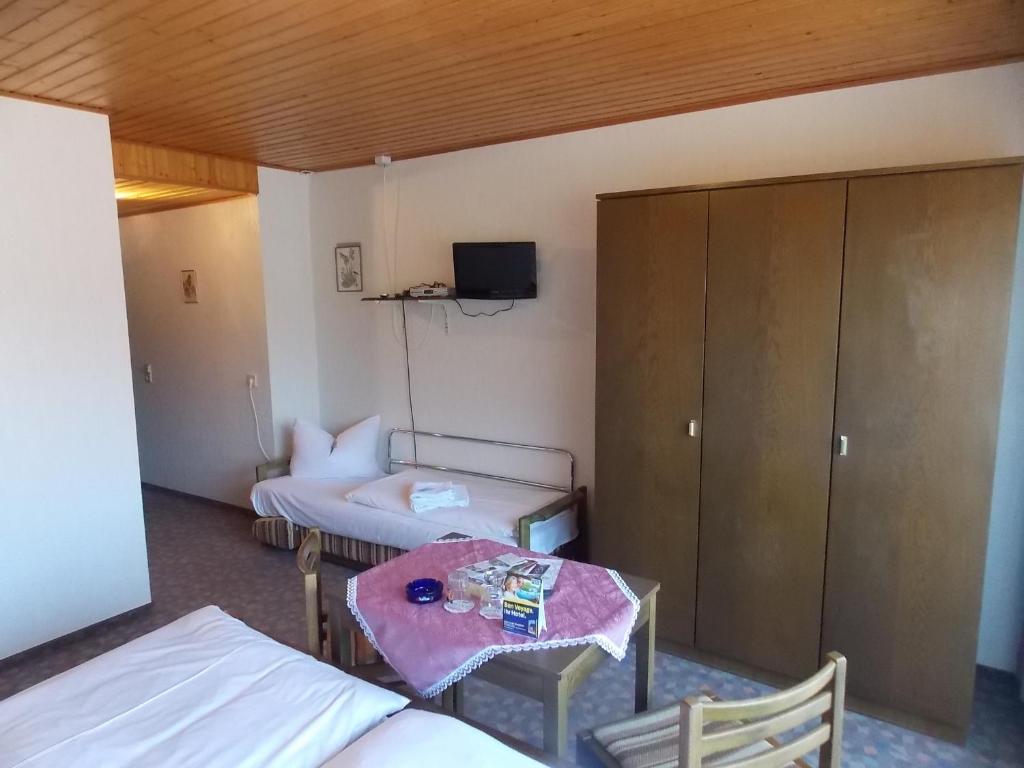 Postel nebo postele na pokoji v ubytování Gasthof Rhönperle