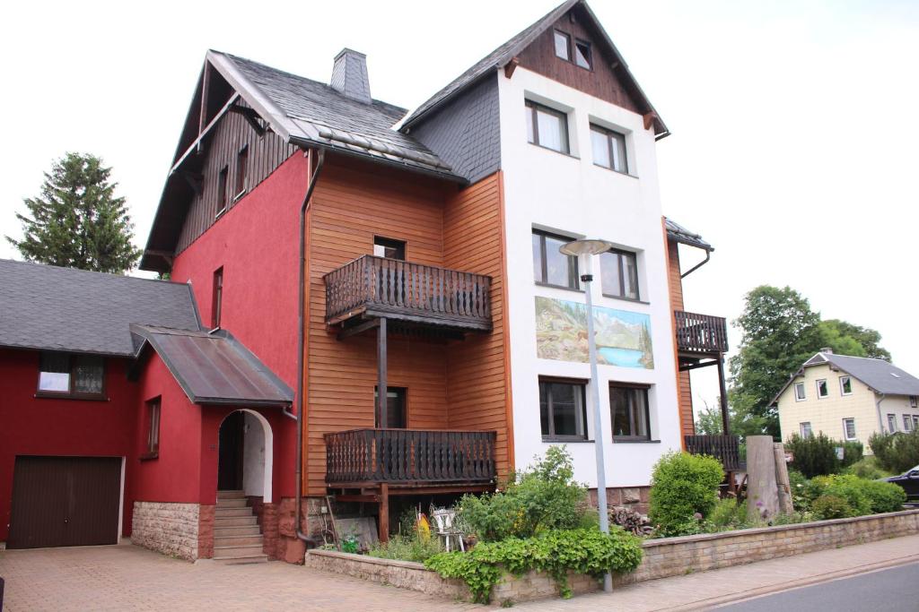 una casa con un rosso e un bianco di Pension Danzer a Oberhof