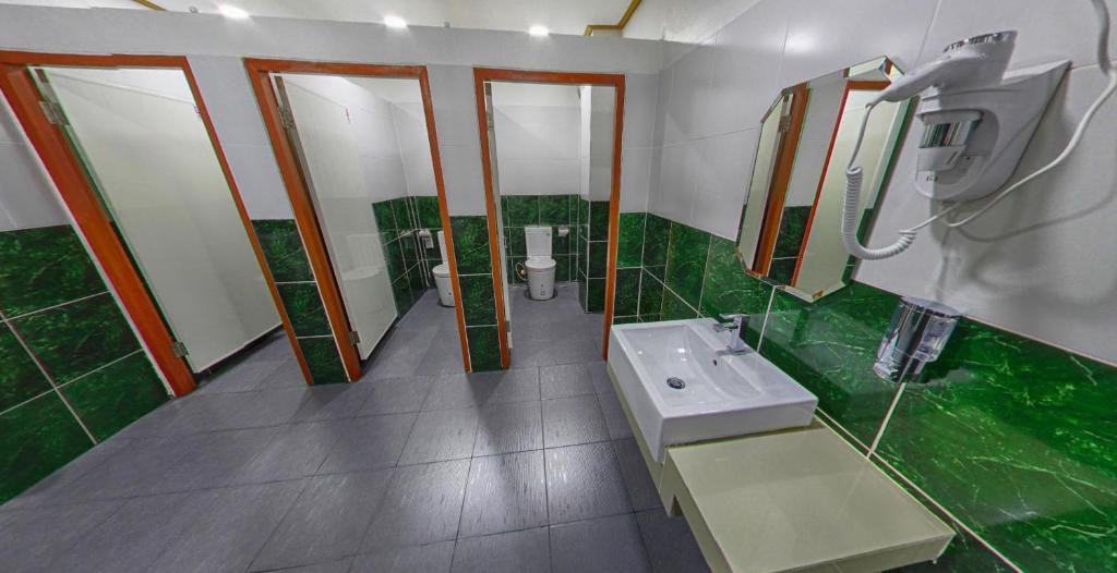A bathroom at Express Hostel