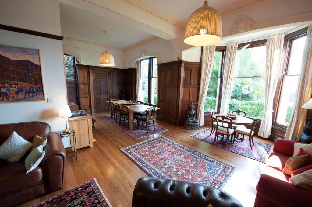 Posezení v ubytování Warriston Apartment at Holm Park
