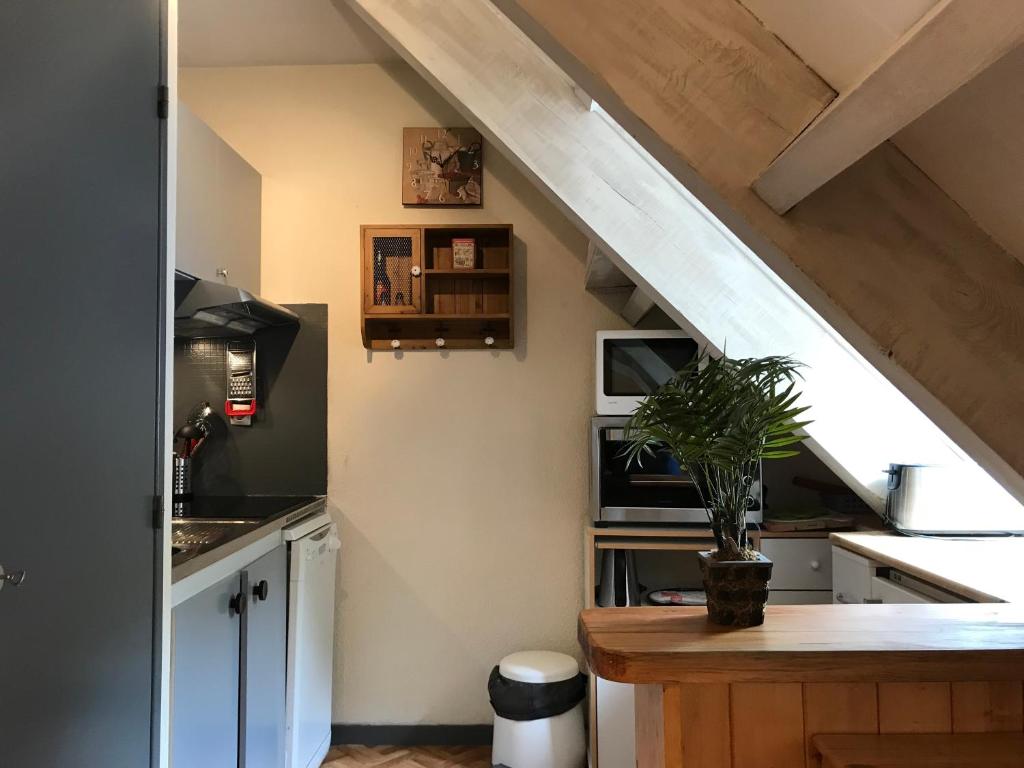 une cuisine mansardée avec un comptoir et une fenêtre dans l'établissement Au pied du telecabine, T2 parking et casier a ski, à Cauterets