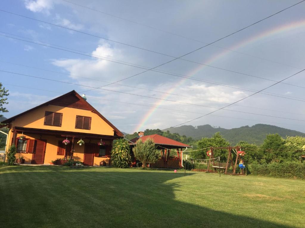 una casa con un arco iris en el cielo en Hanga Apartments, en Sovata