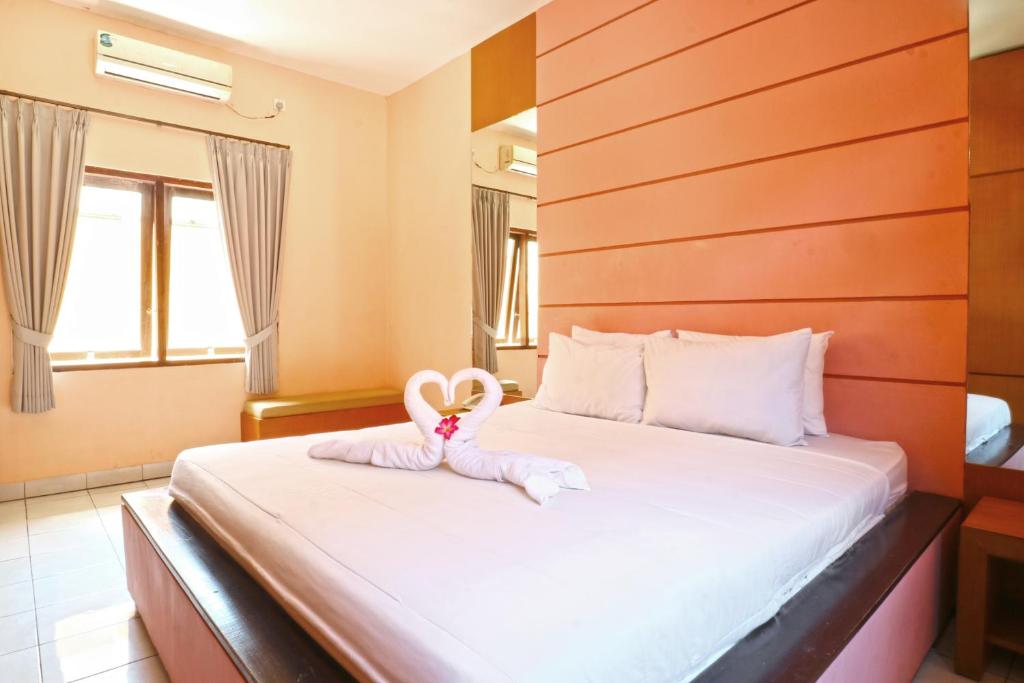 Un dormitorio con una cama con un animal de toallas. en Sayang Residence I, en Denpasar