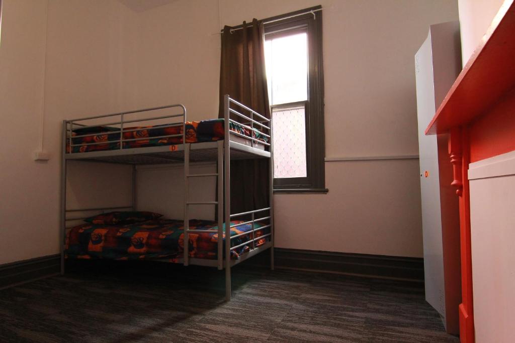 Palanda nebo palandy na pokoji v ubytování Haus Accommodation - note - Valid passport required to check-in