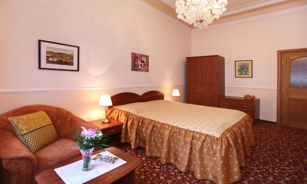 Postel nebo postele na pokoji v ubytování Spa Hotel Purkyně