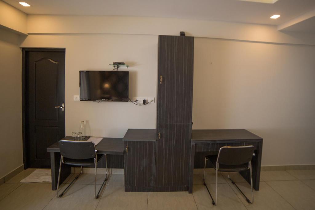 TV a/nebo společenská místnost v ubytování South Gate Residency
