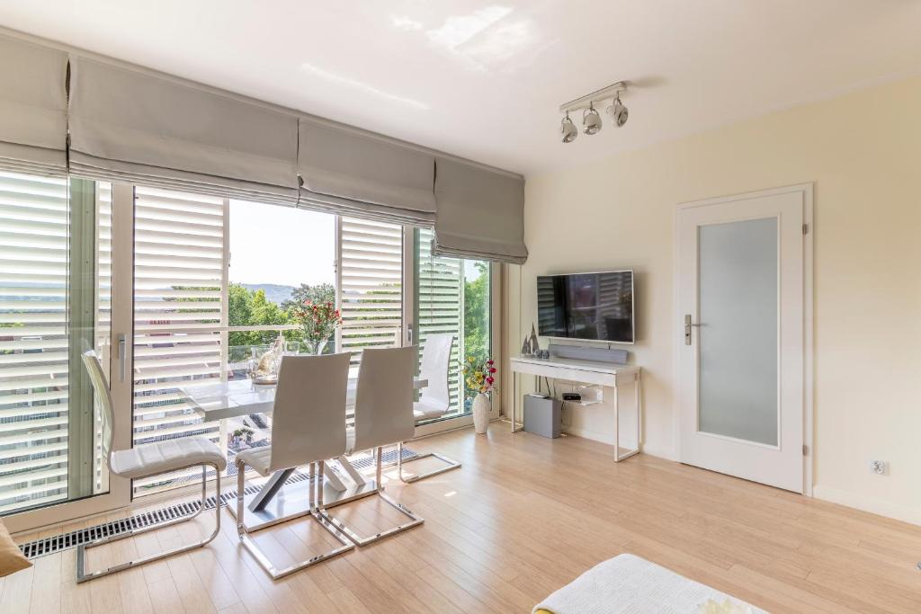 Televízia a/alebo spoločenská miestnosť v ubytovaní Apartament Prestige & Sea Playa Baltis 63