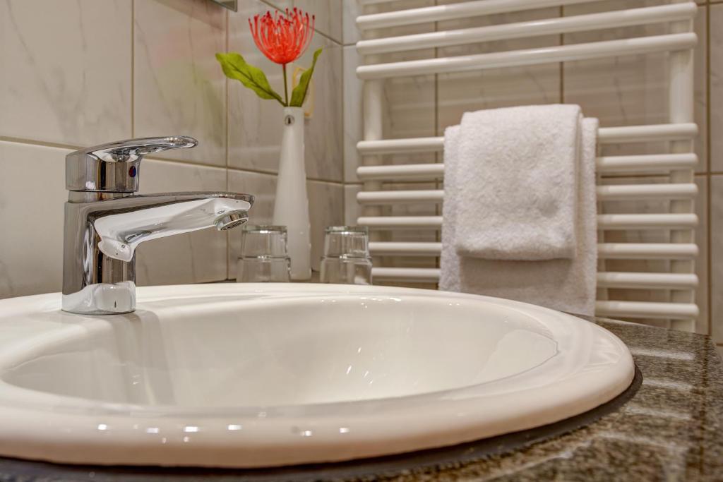 Hotel Elbinsel free parking - Resim 32