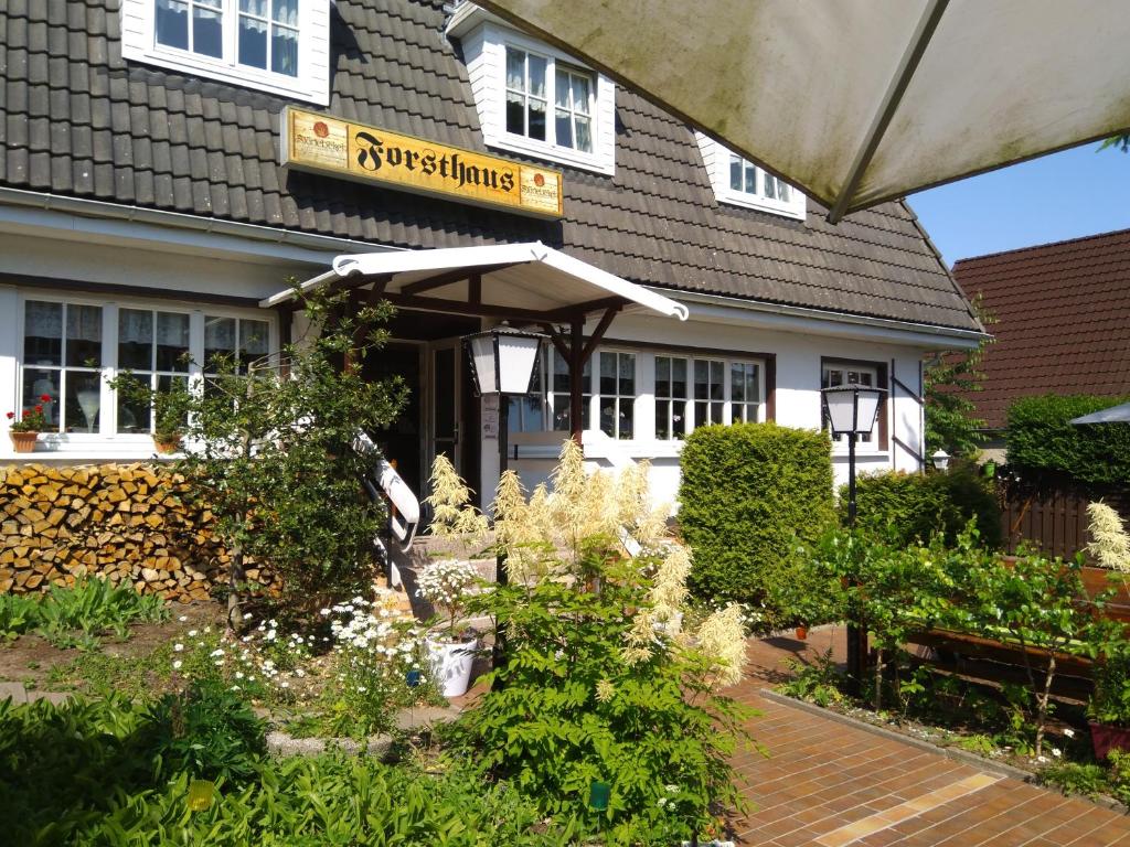 Taman di luar Hotel Forsthaus Sellin