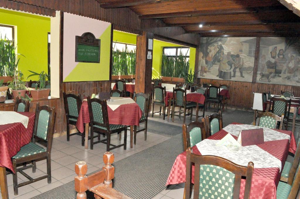 Restoran või mõni muu söögikoht majutusasutuses Amfora Rooms Caribrod