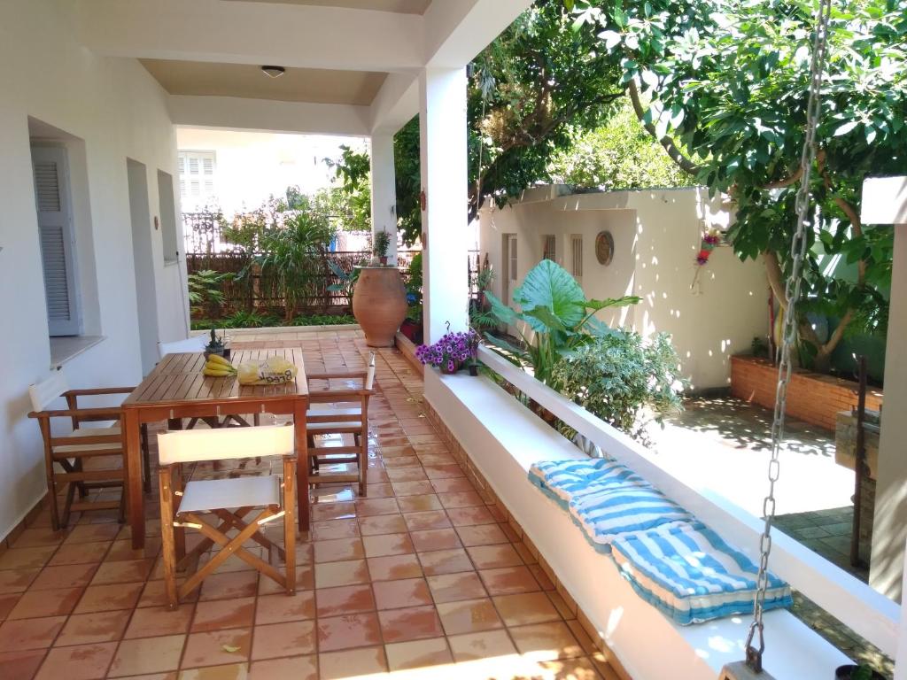 een patio met een tafel en stoelen op een huis bij Zacharoula's Home in Chania