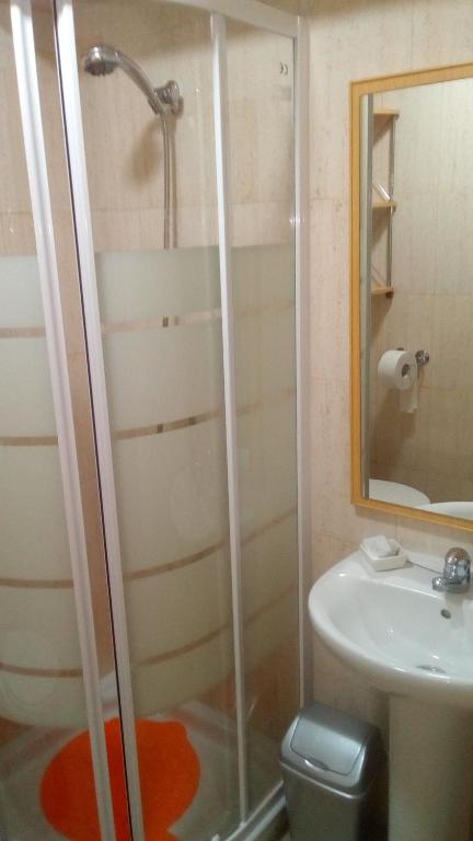 Koupelna v ubytování Habitaciones privadas Alicante centro