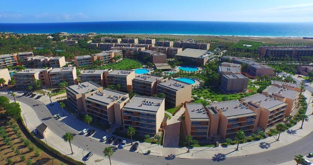 Bazén v ubytování Apartamento Salgados Beach nebo v jeho okolí