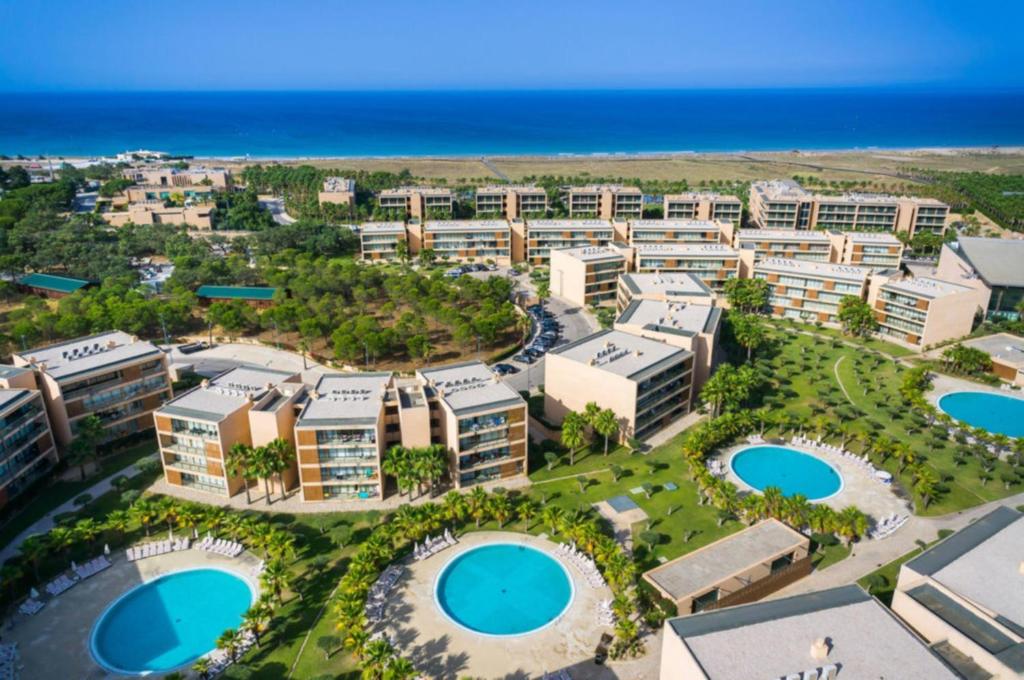Bazén v ubytování Apartamento Salgados Beach nebo v jeho okolí