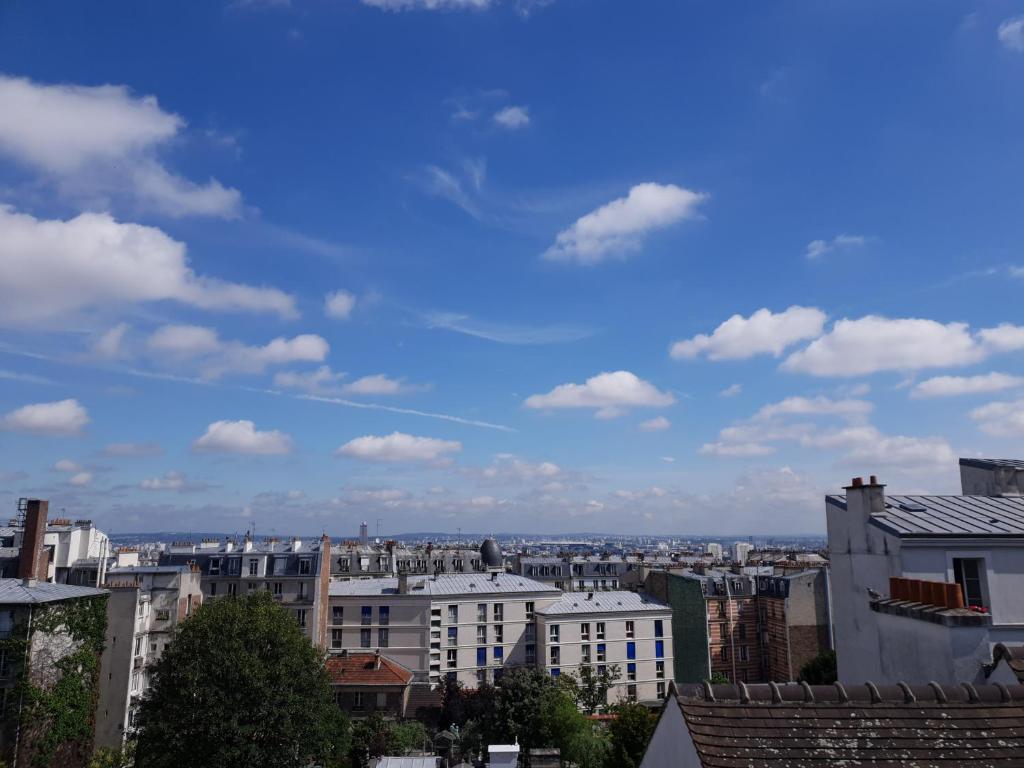 パリにあるThe heart of Montmartreの建物と青空の街並み